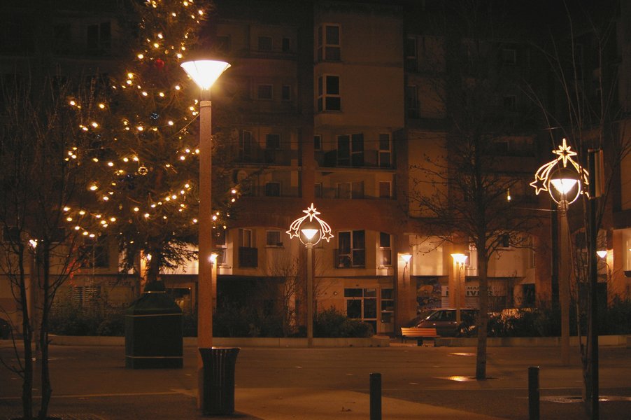 Illumination de noel: Place Jules Valles a Evry 031